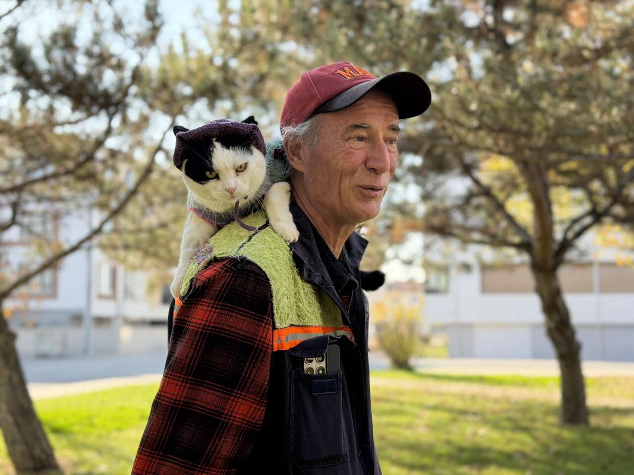 Omzundaki kediyle 65 şehir gezdi! Konya rotasından sonra şimdi Selanik’i hedefliyor 3